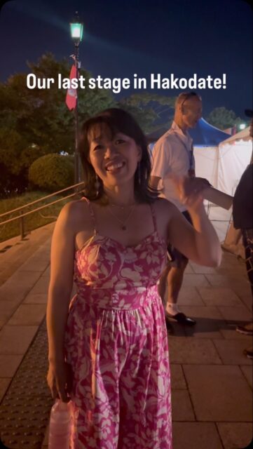 帰省後あまりにバタバタしてだいぶ時間が空きましたが、8月10日(日)は #はこだて国際民俗芸術祭 @wmdforg の6日目、私たち Donné Roberts Band @donne_roberts のステージ最終日でした。一週間続いたパフォーマンスのラスト。
この日は私の地元秋田からサックスの木村さん @kotakimura322 、ベースのさちやさん @satchieeeee 、ドラムのもってぃーさん @rb.dr.tb.motty2 が参加!函館の美しい夜景をバックに、最高に贅沢なメインステージのトリでした。
この芸術祭に参加できて本当に良かった。ドネ、連れてきてくれてありがとう。
運営側の皆さんもアーティスト達も参加者もそしてロケーションも、想像を遥かに超えて素敵でした。一人一人が愛情をもってこのフェスティバルを創っているんだなあと、しみじみ感じられる日々でした。
ステージから見た無数のスマホライトやみんなが踊ったり笑ってる姿、胸に焼き付いてます。
また、戻って来たい!!
本当に最高、函館!!
ありがとう!!!
Thanks so much Marco @nayuta245 for shooting the videos!
#wmdf #函館 #ミュージックフェスティバル #ワールドミュージック #torontomusicians #秋田のミュージシャン #サマーフェスティバル #hakodate #japanesefestival #musicfestival #worldmusic