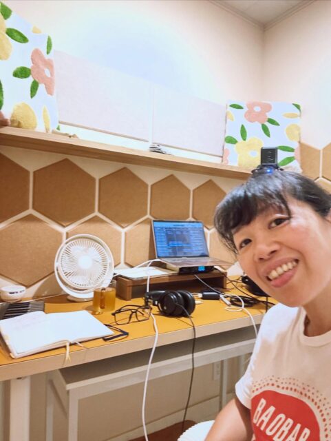 Hi everyone! It’s been a while! I’ve been setting up my room and organizing my work lately. I love these honeycomb style sound panels🩷🍯 Can’t wait to finish it all!
前の投稿からしばらく間があきました。
最近部屋のセットアップやら、やる事の整理やらでバタバタしています。タスク管理方法を教えて欲しい!
ほんと、あっっという間の夏でした。アップしきれてない写真やビデオ、また載せます!
#音楽制作 #部屋作り #japanesemusician #musicstudio #homestudio #吸音パネル
