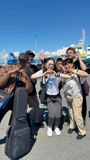 だいぶ時間が経ちましたが、まだアップしてなかった8月の函館、11日月曜の帰宅日。#はこだて国際民俗芸術祭 @wmdforg で1週間お世話になったガイドやスタッフの方々に見送られ、青森行きのフェリーに乗りました。
最高の夏、最高のフェスティバル!函館大好き!また戻って来たいです。本当にありがとう。
It’s been a while! Here’s the last day of our Hakodate trip and a little recap from the Hakodate World Music and Dance Festival.
We’d definitely love to come back! Thanks you so much for everything! It was the best!
Thank you for the warmest guide and videos, @nayuta245 !
Donné Roberts Band
@donne_roberts
@kotakimura322
@satchieeeee
@rb.dr.tb.motty2
and @helloimkiiola
#函館 #音楽フェスティバル #japansummer #北海道 #hokkaido #worldmusicfestival #wmdf