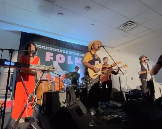 More videos and pictures from the Folk Canada @folk_canada Conference last weekend 🎶✨
It was such sleepless days filled with excitement and amazing moments!
Thank you for having us!!
1. Spotlight Showcase presented by Small World Music @smallworldnotes
2. Canadian World Music Private Showcase presented by Donné Roberts @donne_roberts
3. With lovely Satellite Birdhouse @satellitebirdhouse
4. Gig at The Rainbow Bistro
5. CKCU Canadian Spaces broadcasting live @ckcu931
#folkcanada #musicconference #canadianmusicians #ottawa